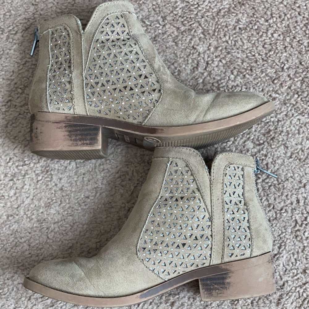 Steve Madden Girls Sz 1 Tan Suede Ankle Boot